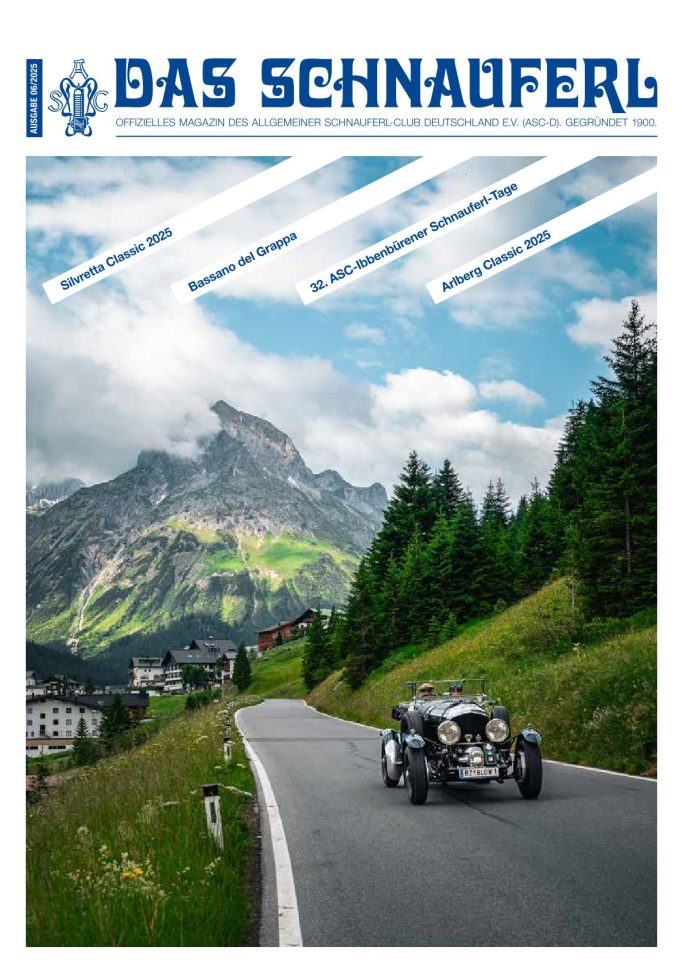 Titelblatt (Das Schnauferl Ausgabe 06/2025) Ein historisches Auto fährt auf einer kurvigen Straße in den Bergen.
